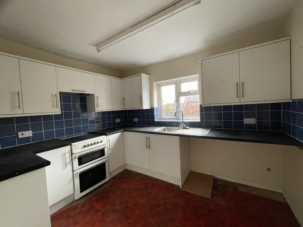 Lot: 128 - MIXED-USE DEVELOPMENT OPPORTUNITY WITH THREE GARAGES AND SIX PARKING SPACES - General view of First floor flat kitchen